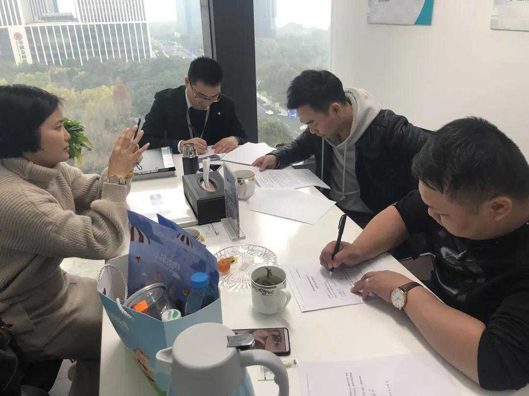 熱烈祝賀黃總夫婦簽約創(chuàng)綠家廣西南寧市區(qū)級代理！