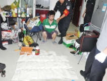 廚房水管破裂傳出刺鼻性氣味，原以為是鄰居家裝修后除甲醛沒到位，沒想到是“絕命毒師”