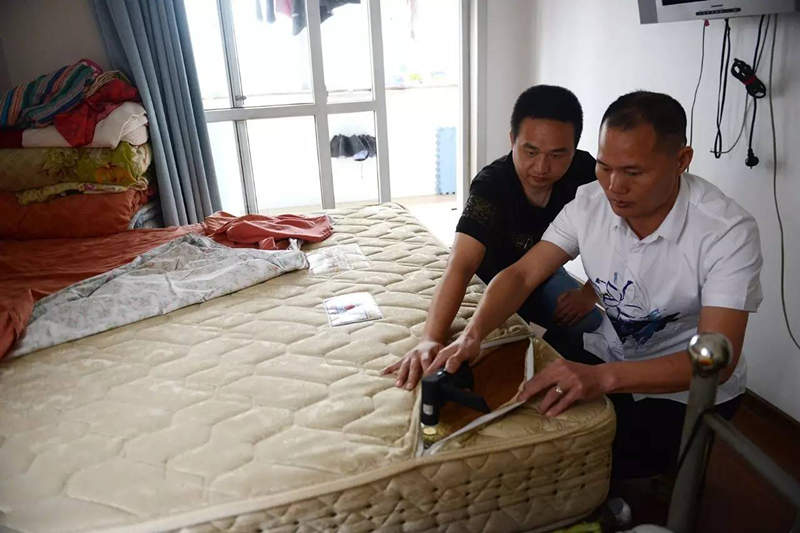 南京美女睡了10年的床墊，掀開(kāi)后把全家人都嚇傻了……