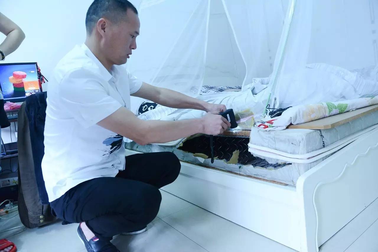 南京美女睡了10年的床墊，掀開(kāi)后把全家人都嚇傻了……
