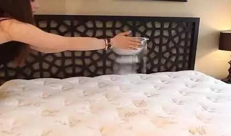 南京美女睡了10年的床墊，掀開(kāi)后把全家人都嚇傻了……