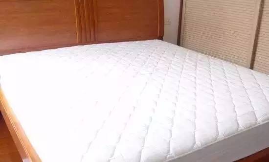 南京美女睡了10年的床墊，掀開(kāi)后把全家人都嚇傻了……